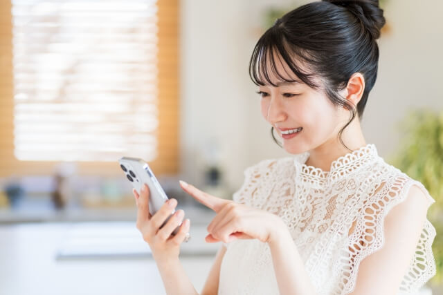 スマホを操作する女性　写真