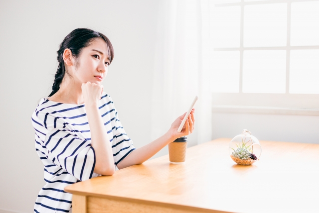 考える女性　写真