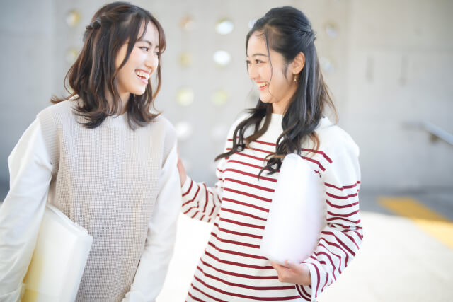 楽しそうな2人の女性　写真