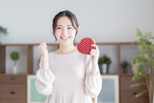 財布を持つ笑顔の女性　写真